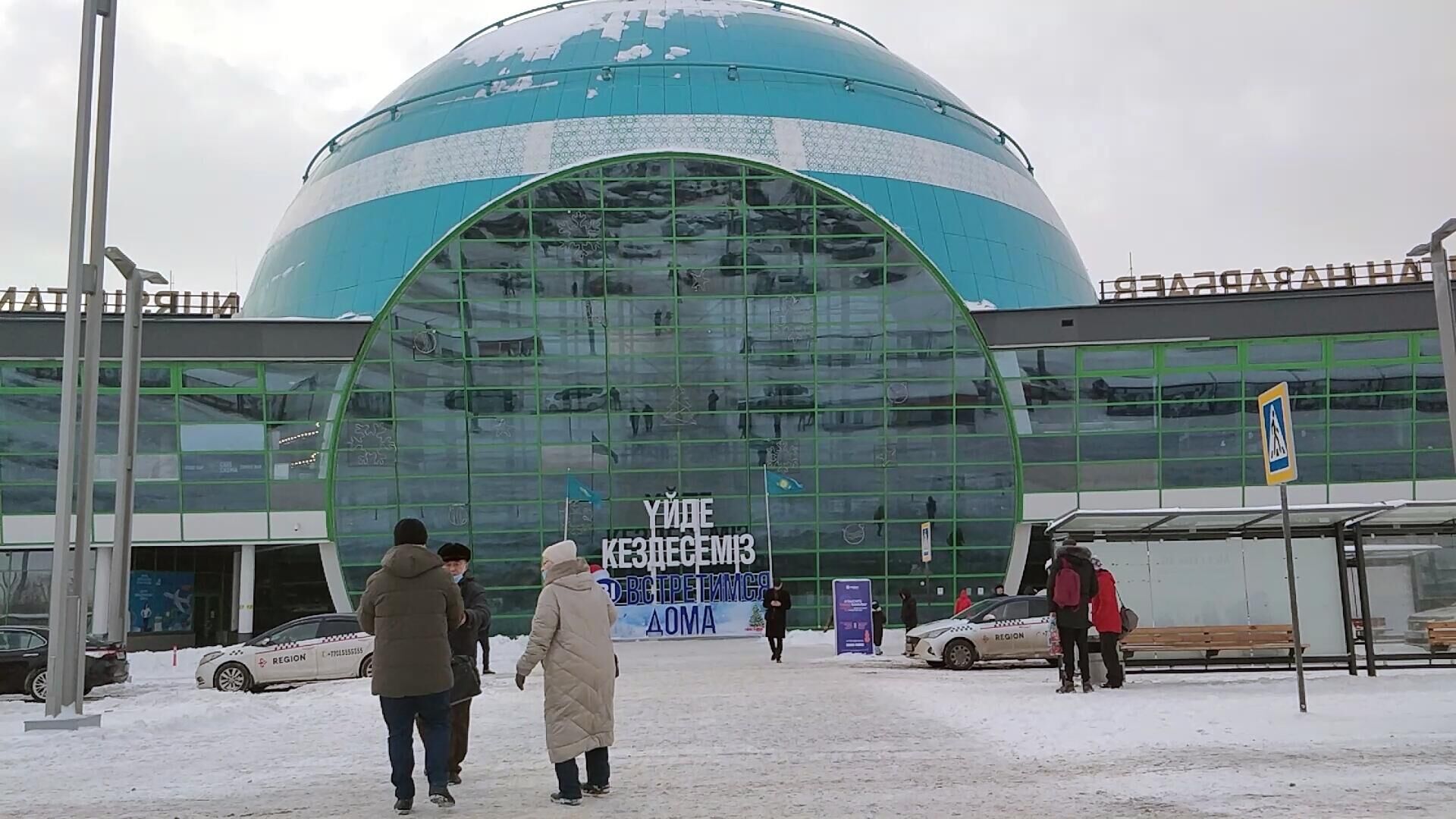 Пассажиры на территории Международного аэропорта Нурсултан Назарбаев в Нур-Султане - РИА Новости, 1920, 18.01.2022