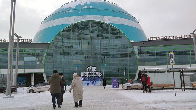 Пассажиры на территории Международного аэропорта Нурсултан Назарбаев в Нур-Султане