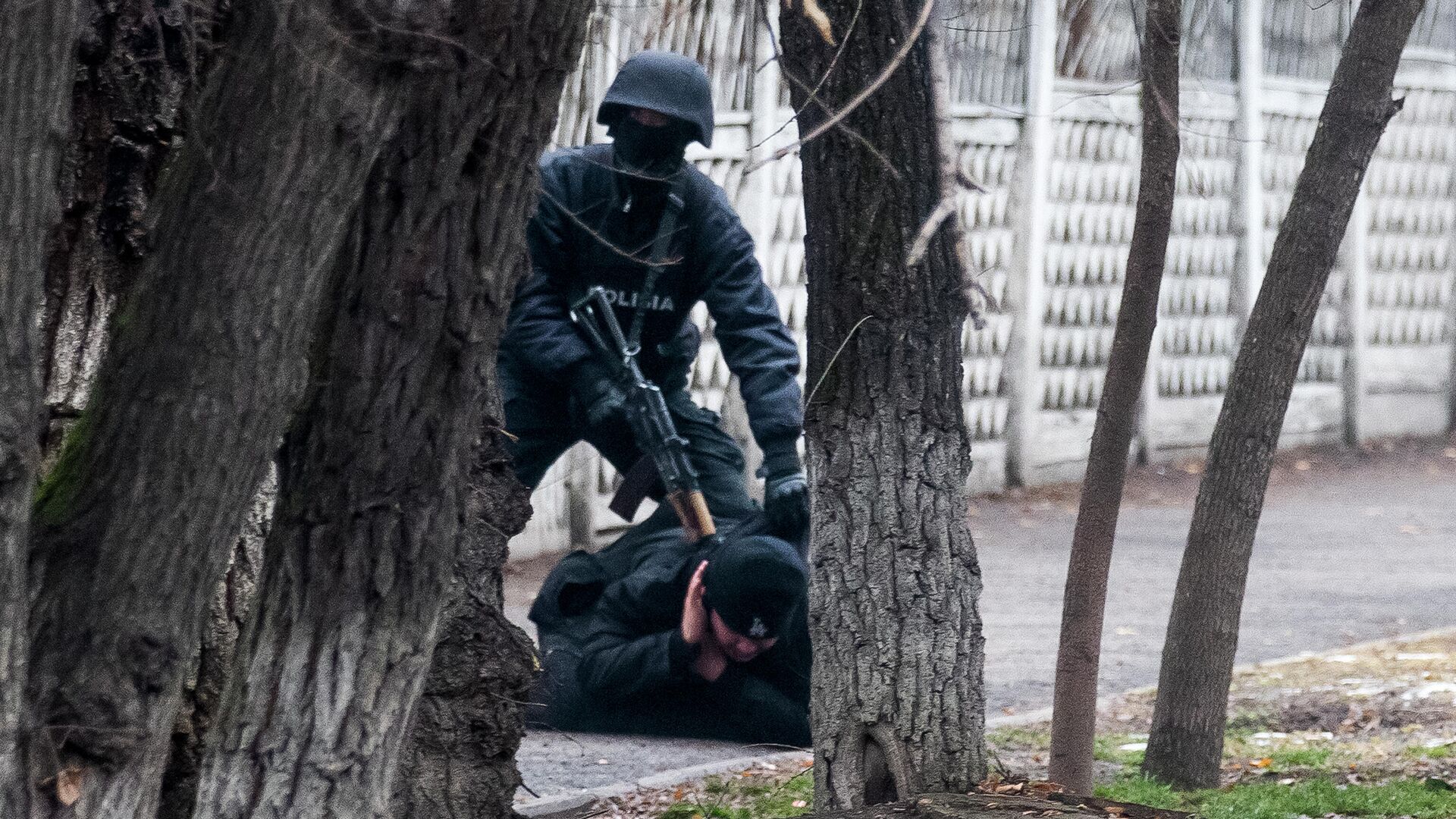 Сотрудник полиции задерживает участника акции протеста в Алма-Ате, Казахстан - РИА Новости, 1920, 09.01.2022