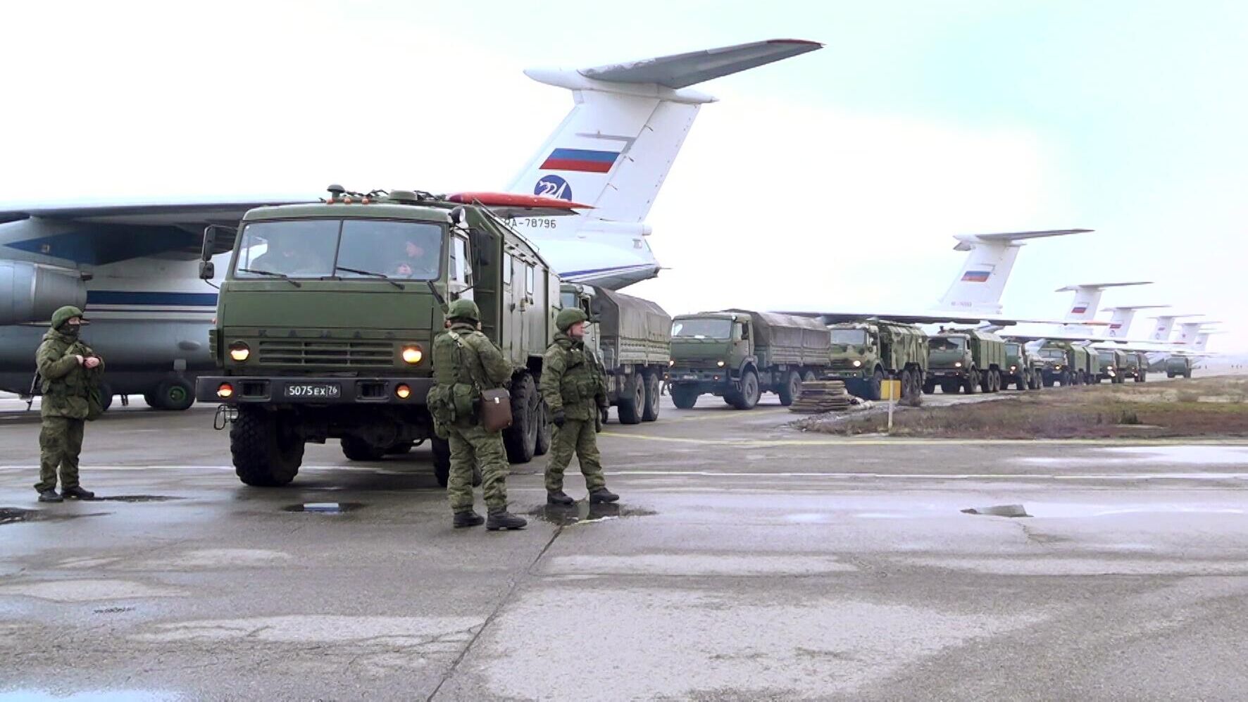 Личный состав и военная техника из состава миротворческих сил ОДКБ на аэродроме в Алматы - РИА Новости, 1920, 10.01.2022