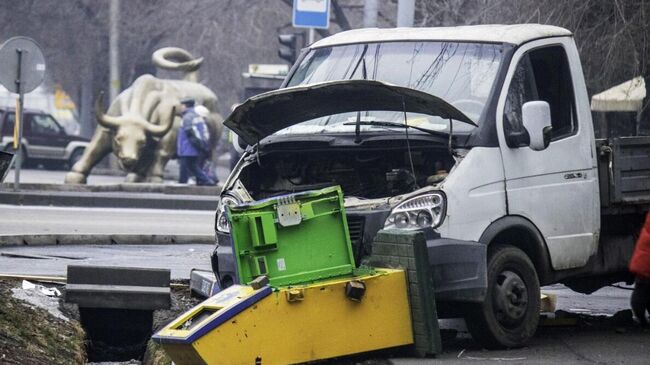 Грузовой автомобиль у разбитого банкомата на улице в Алма-Ате после прошедших там беспорядков