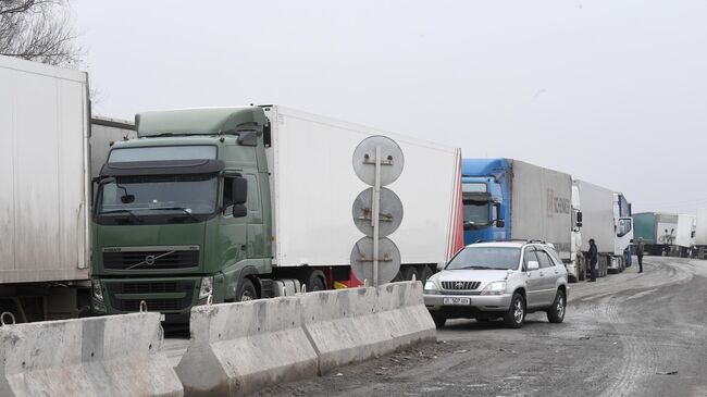 Грузовые автомобили у пункта пропуска. Архивное фото