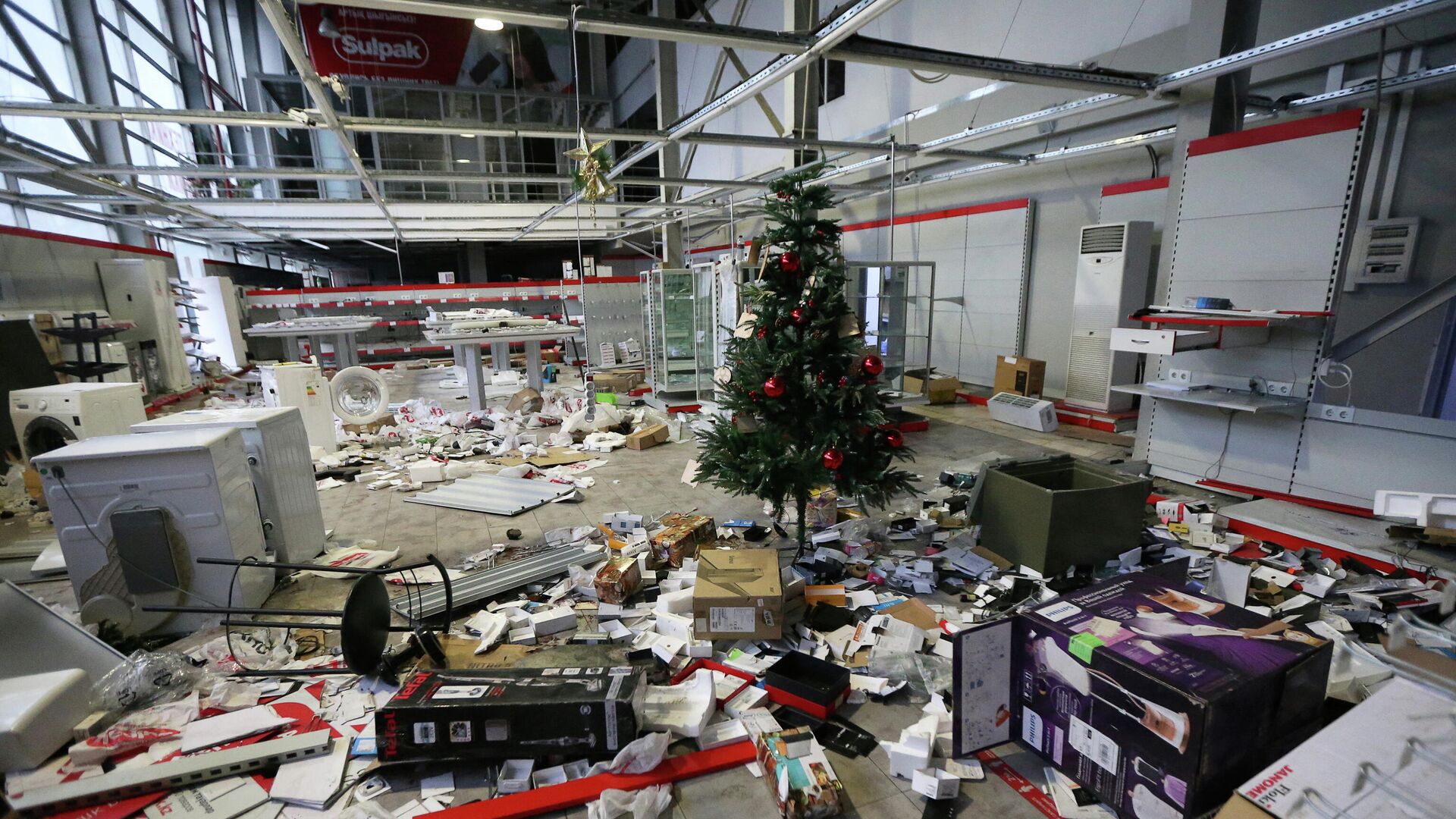 Магазин электроники в Алма-Ате, разграбленный мародерами - РИА Новости, 1920, 11.01.2022