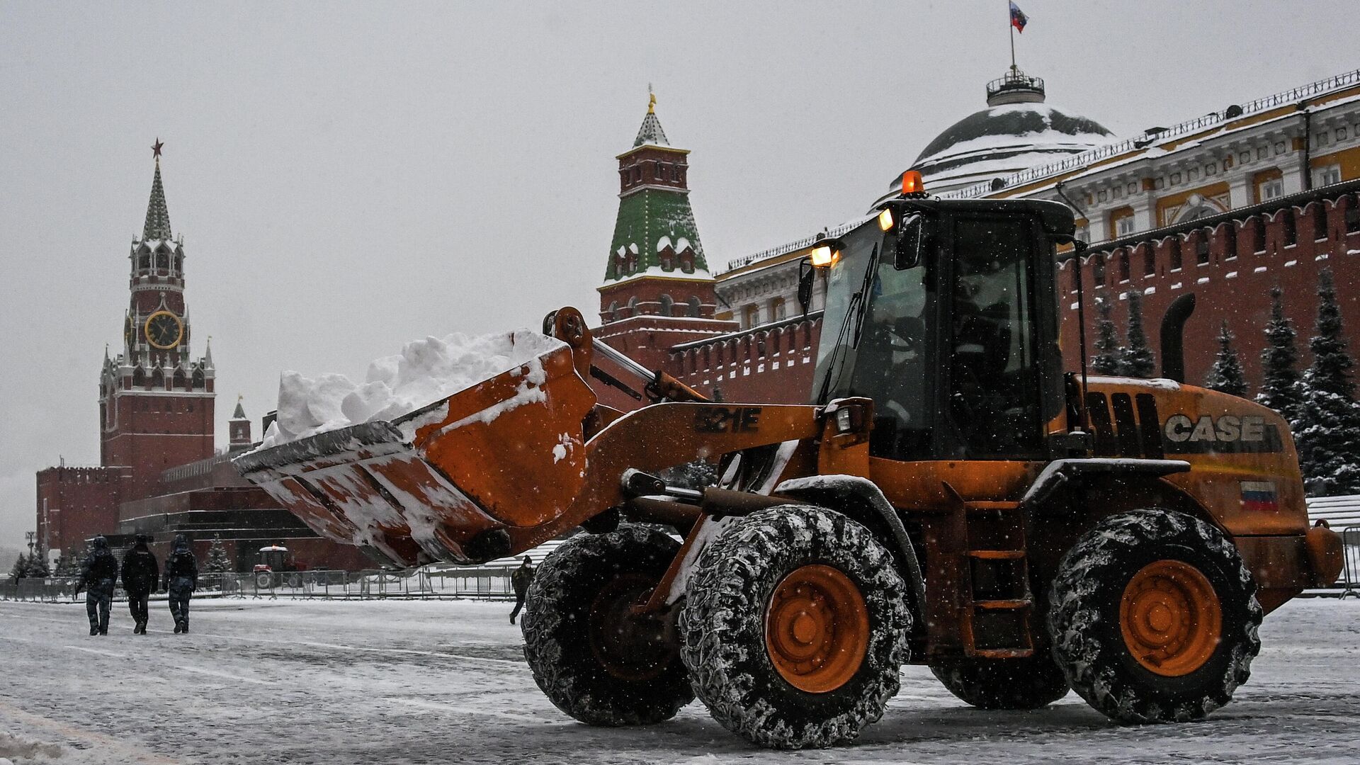 Уборка снега на Красной площади в Москве - РИА Новости, 1920, 15.11.2022