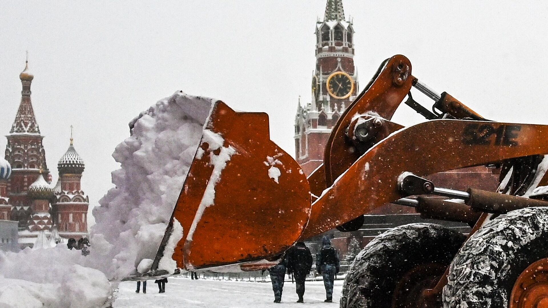 Уборка снега на Красной площади в Москве - РИА Новости, 1920, 20.01.2022