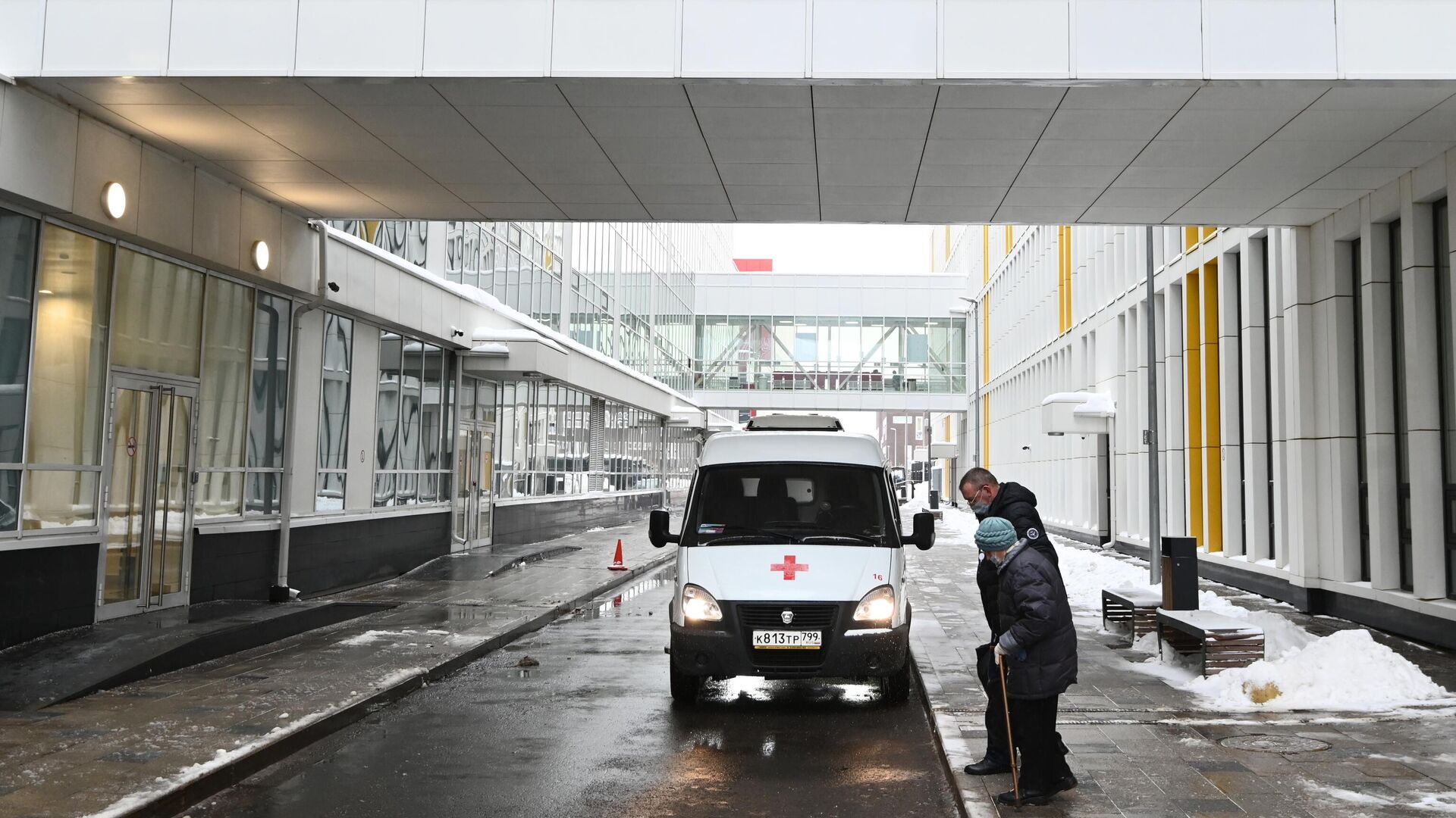 Автомобиль скорой помощи возле нового корпуса городской клинической больницы №40 в Коммунарке - РИА Новости, 1920, 11.01.2022