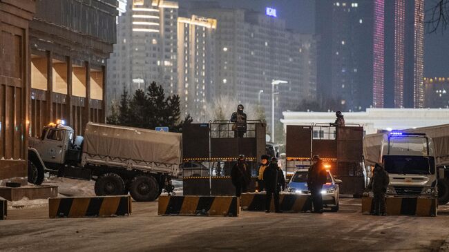 Полицейские у дворца президента Казахстана Акорда в Нур-Султане