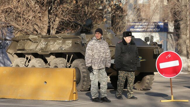 Военнослужащие воздушно-десантных войск охраняют Департамент полиции в Алма-Ате