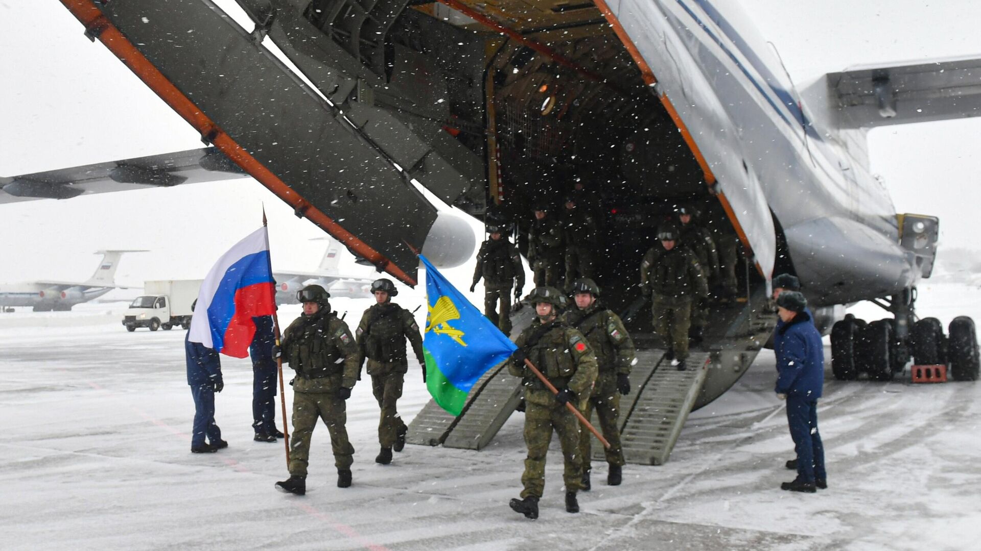 Военнослужащие РФ контингента миротворческих сил ОДКБ на аэродроме Чкаловский в Московской области, вернувшиеся после выполнения задач в Республике Казахстан - РИА Новости, 1920, 25.01.2022