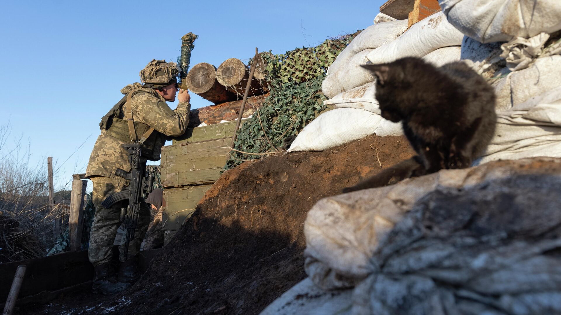 Украинский солдат в окопе на линии разграничения с Донецкой областью - РИА Новости, 1920, 08.02.2022