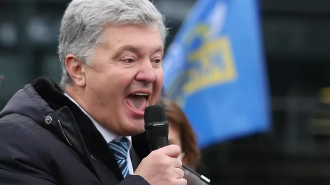 Экс-президент Украины Петр Порошенко выступает перед своими сторонниками в Киеве