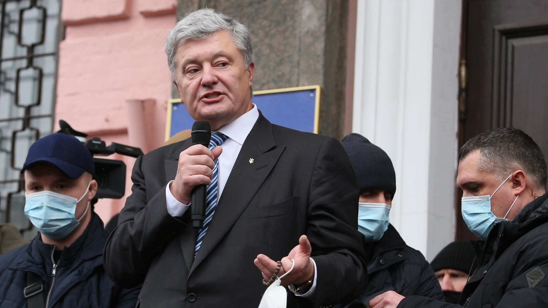 Экс-президент Украины Петр Порошенко у Печерского районного суда Киева - РИА Новости, 1920, 21.01.2022