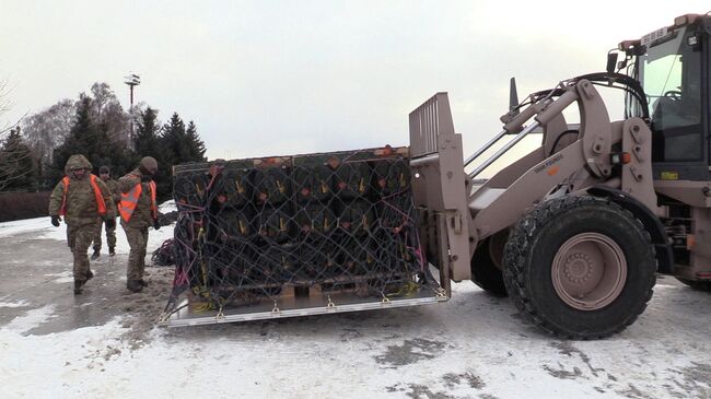 Украинские военнослужащие разгружают поставленное Великобританией противотанковое оружие в аэропорту Борисполь под Киевом