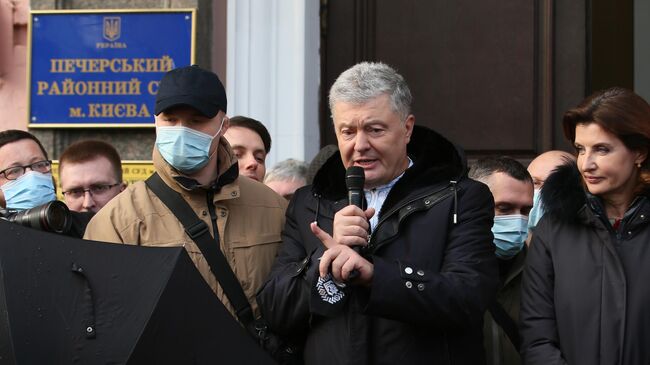 Бывший президент Украины Петр Порошенко после заседания Печерского районного суда города Киева