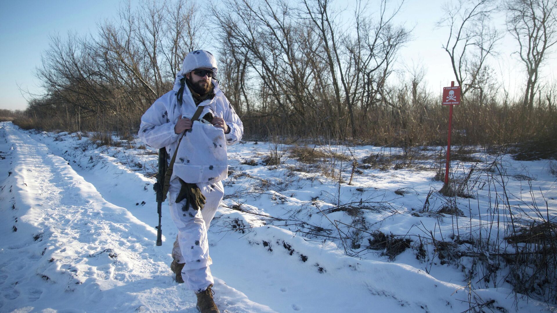 Украинский военнослужащий на линии соприкосновения в Донецкой области - РИА Новости, 1920, 23.01.2022