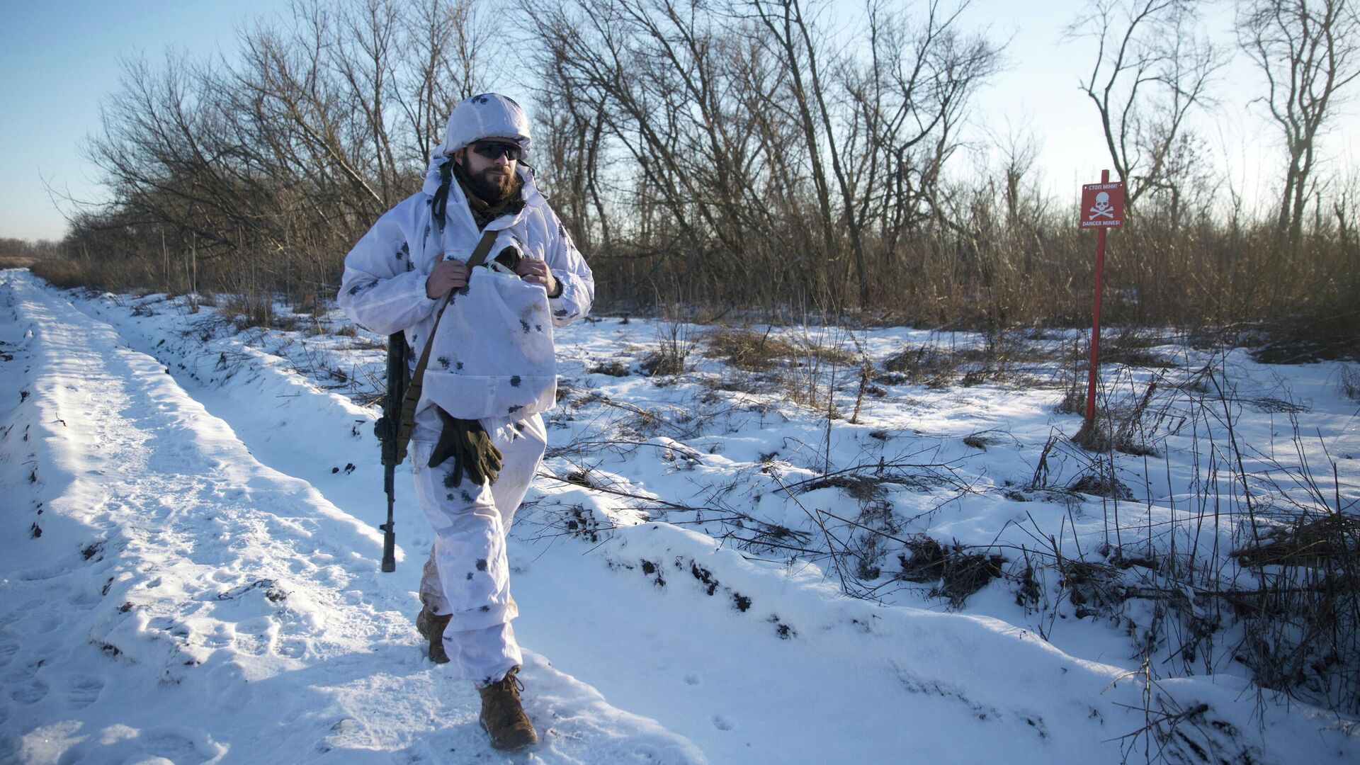 Украинский военнослужащий на линии соприкосновения в Донецкой области - РИА Новости, 1920, 12.02.2022