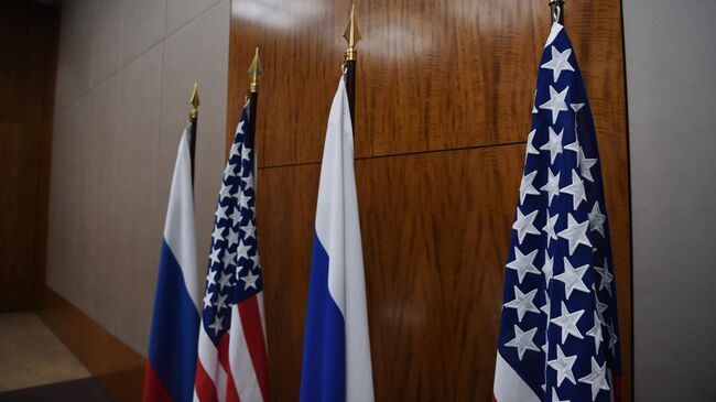 Флаги России и США в зале отеля Президент в Женеве