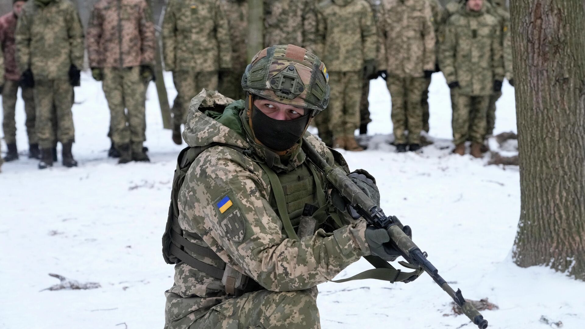 Инструктор во время тренировки военнослужащих в городском парке в Киеве - РИА Новости, 1920, 10.03.2022