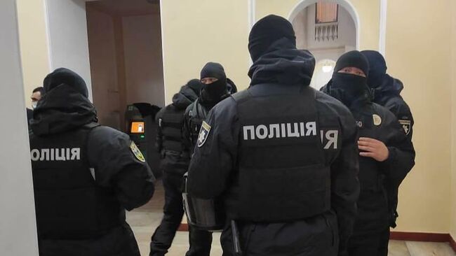 Сотрудники полиции в здании городского совета Одессы