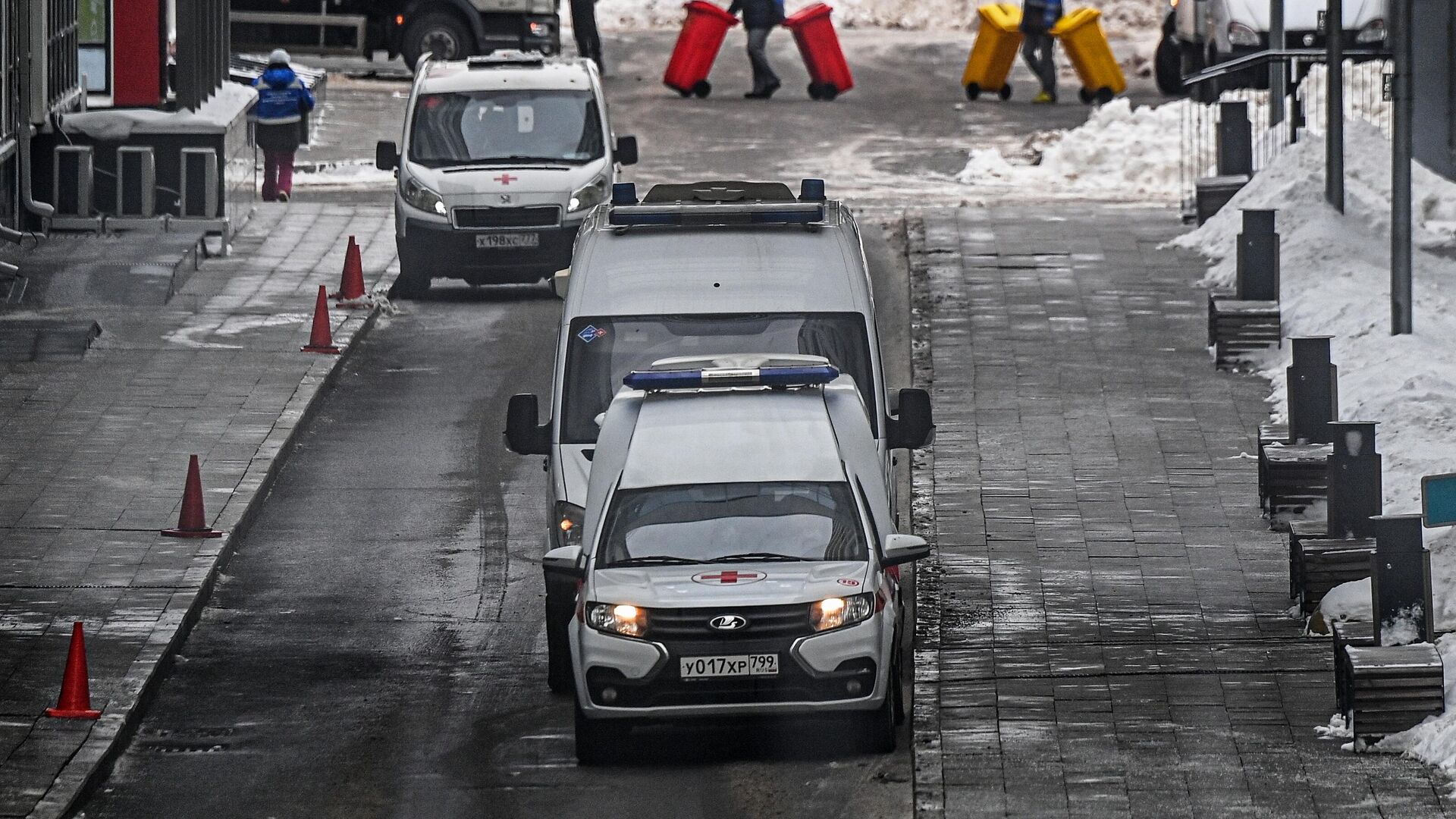 Автомобили скорой помощи на территории карантинного центра в Коммунарке - РИА Новости, 1920, 26.01.2022