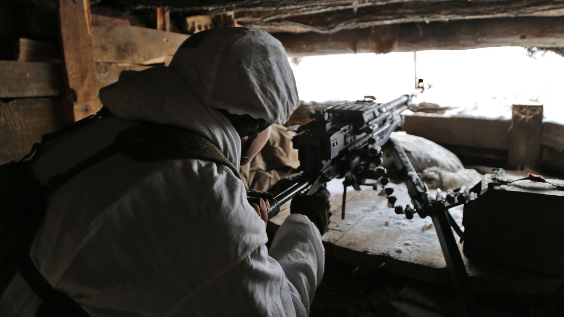 Боец Народной милиции ЛНР на позиции в районе поселка Славяносербск Луганской области - РИА Новости, 1920, 27.01.2022