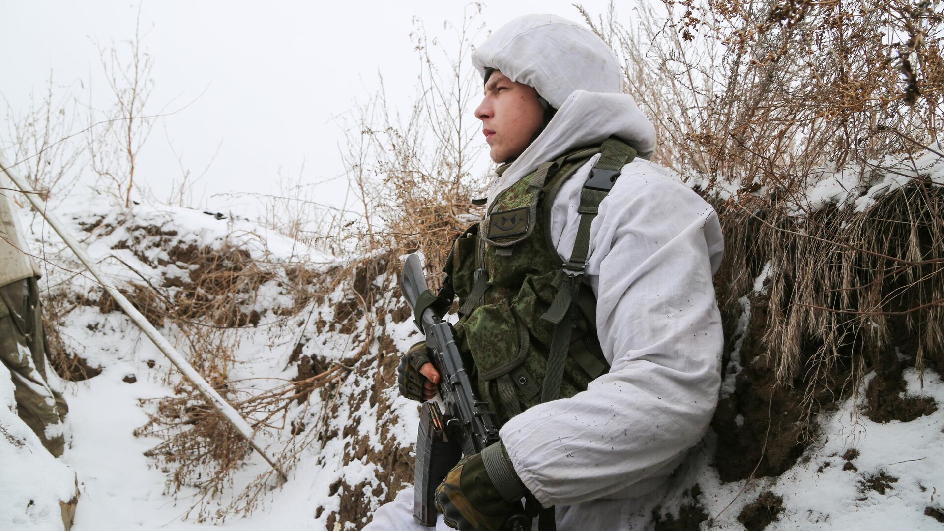 Боец Народной милиции ЛНР на позиции в районе поселка Славяносербск Луганской области - РИА Новости, 1920, 08.03.2022