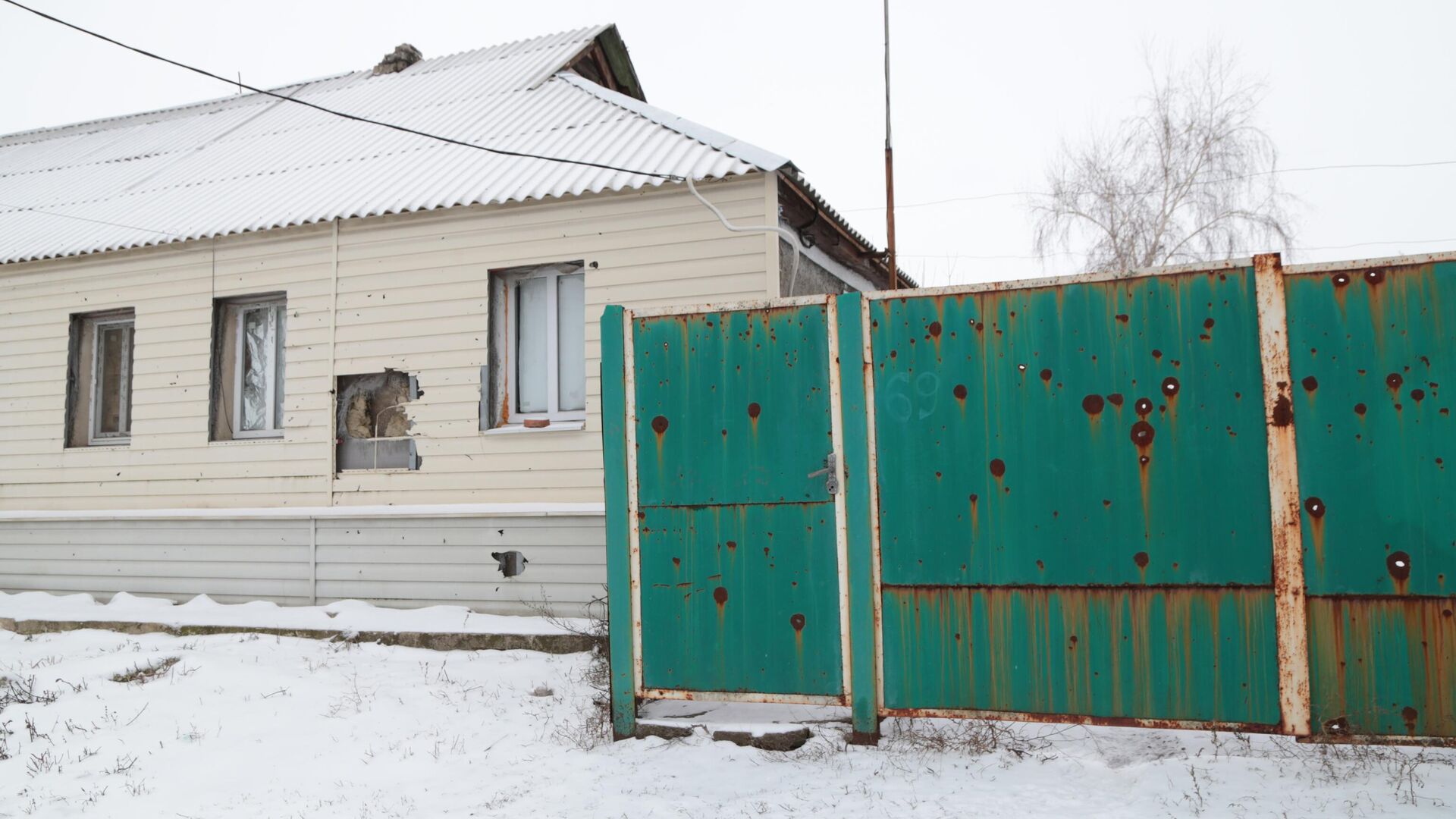 Дом со следами от снарядов в поселке Пришиб Славяносербского района Луганской области - РИА Новости, 1920, 27.01.2022