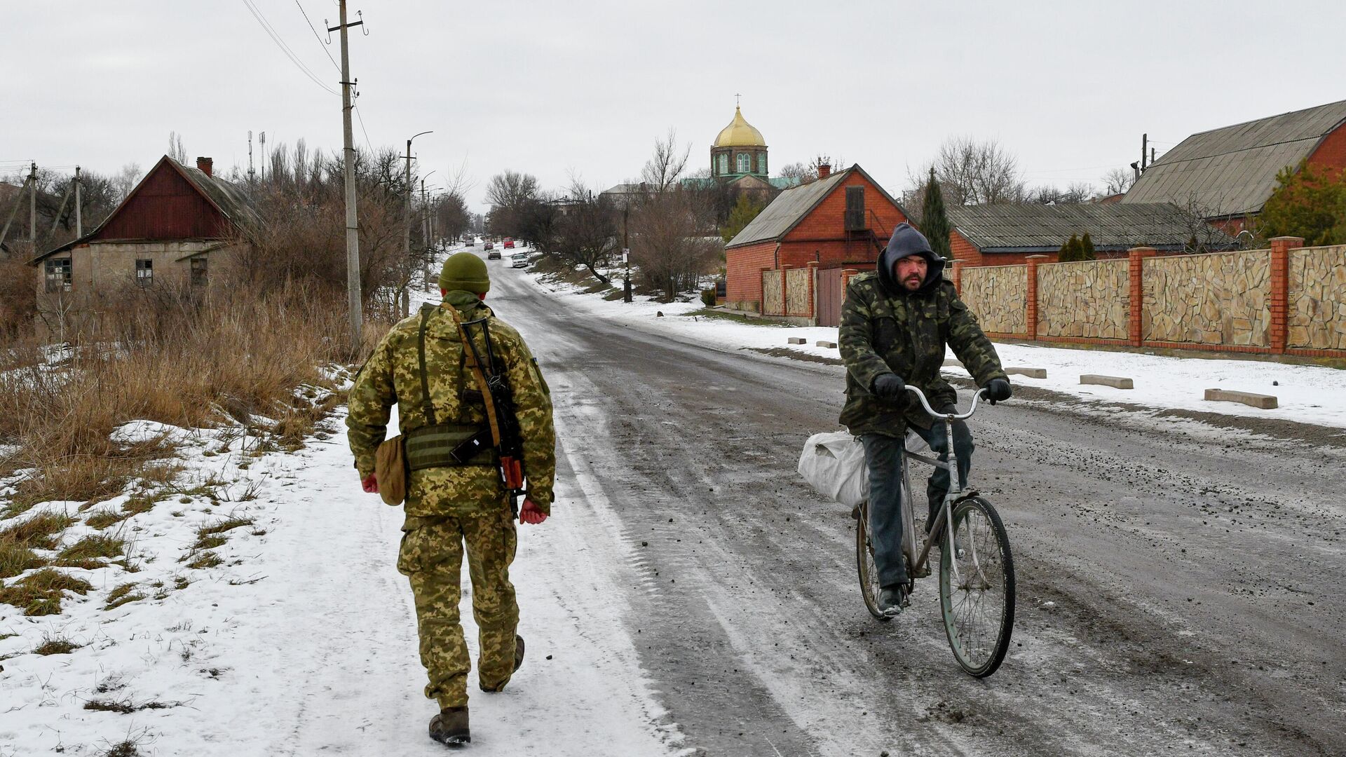 Украинский военный на линии соприкосновения в Донецкой области - РИА Новости, 1920, 26.01.2022