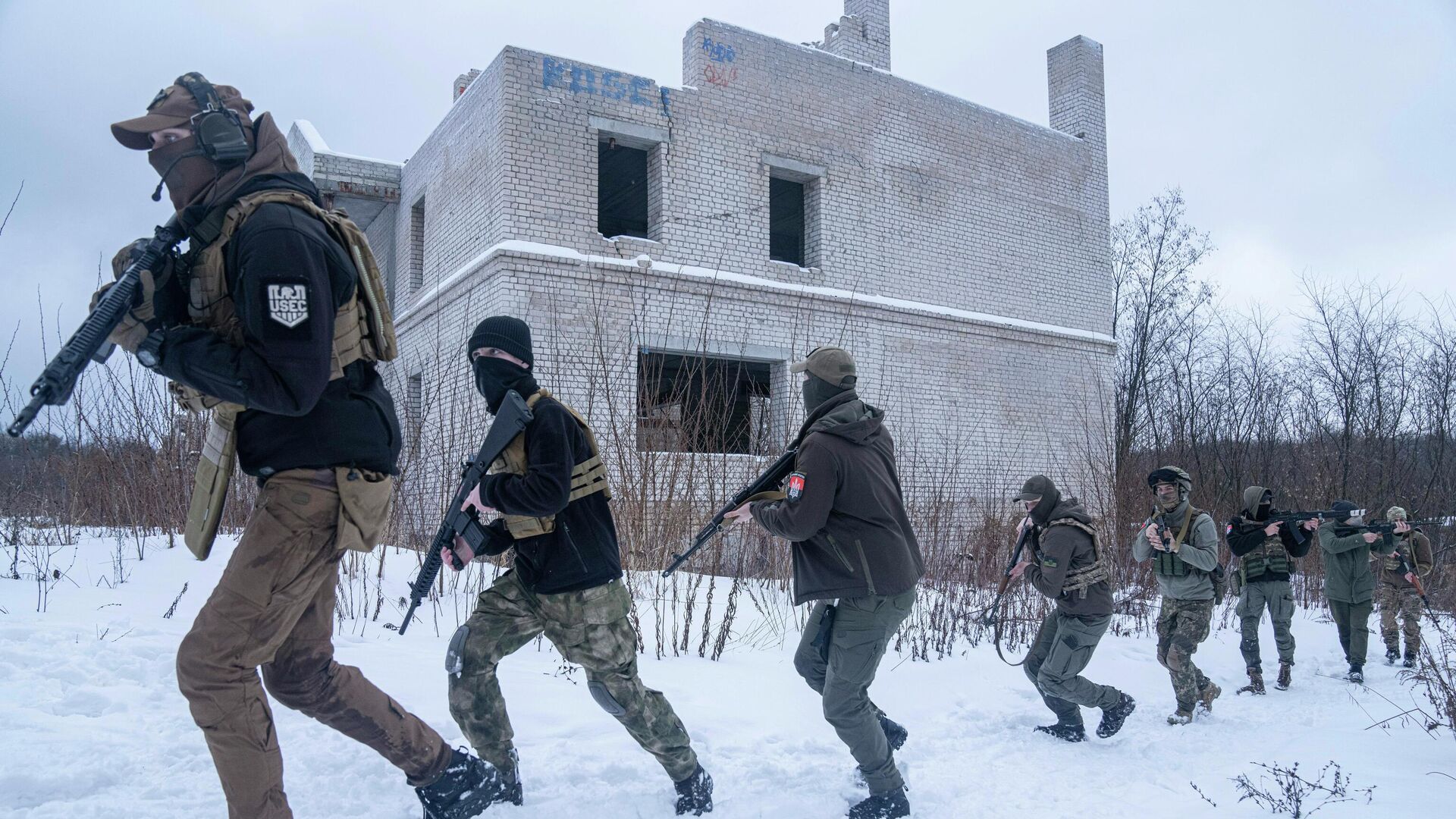 Члены украинской ультраправой группировки во время учений в Харькове - РИА Новости, 1920, 04.04.2022