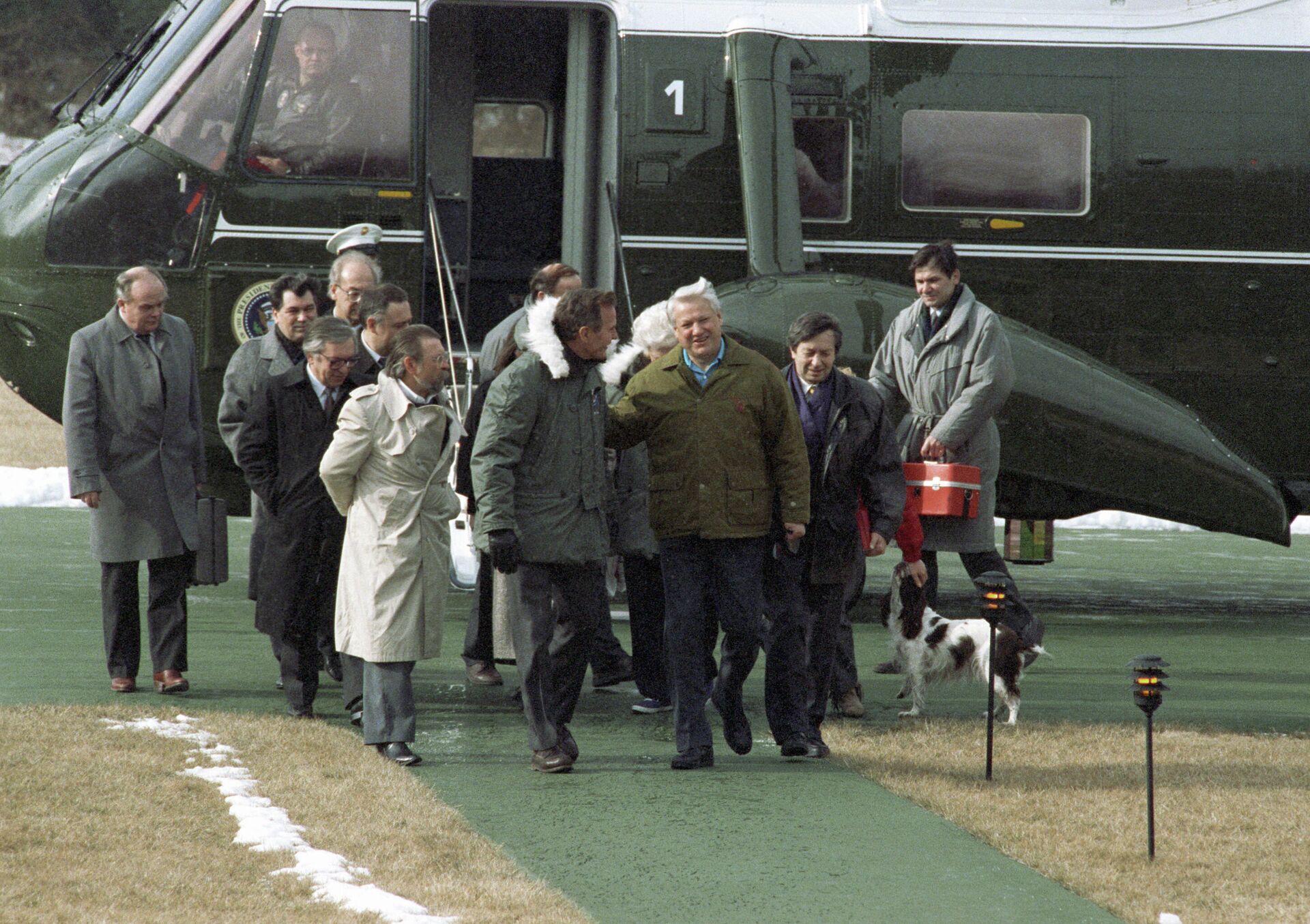 Президент России Борис Николаевич Ельцин посетил загородную резиденцию Президента США Джорджа Буша в Кэмп-Девиде. Встреча без галстуков, февраль 1992 года Президент России Борис Николаевич Ельцин посетил загородную резиденцию Президента США Джорджа Буша в Кэмп-Девиде. Встреча без галстуков, февраль 1992 года - РИА Новости, 1920, 31.01.2022