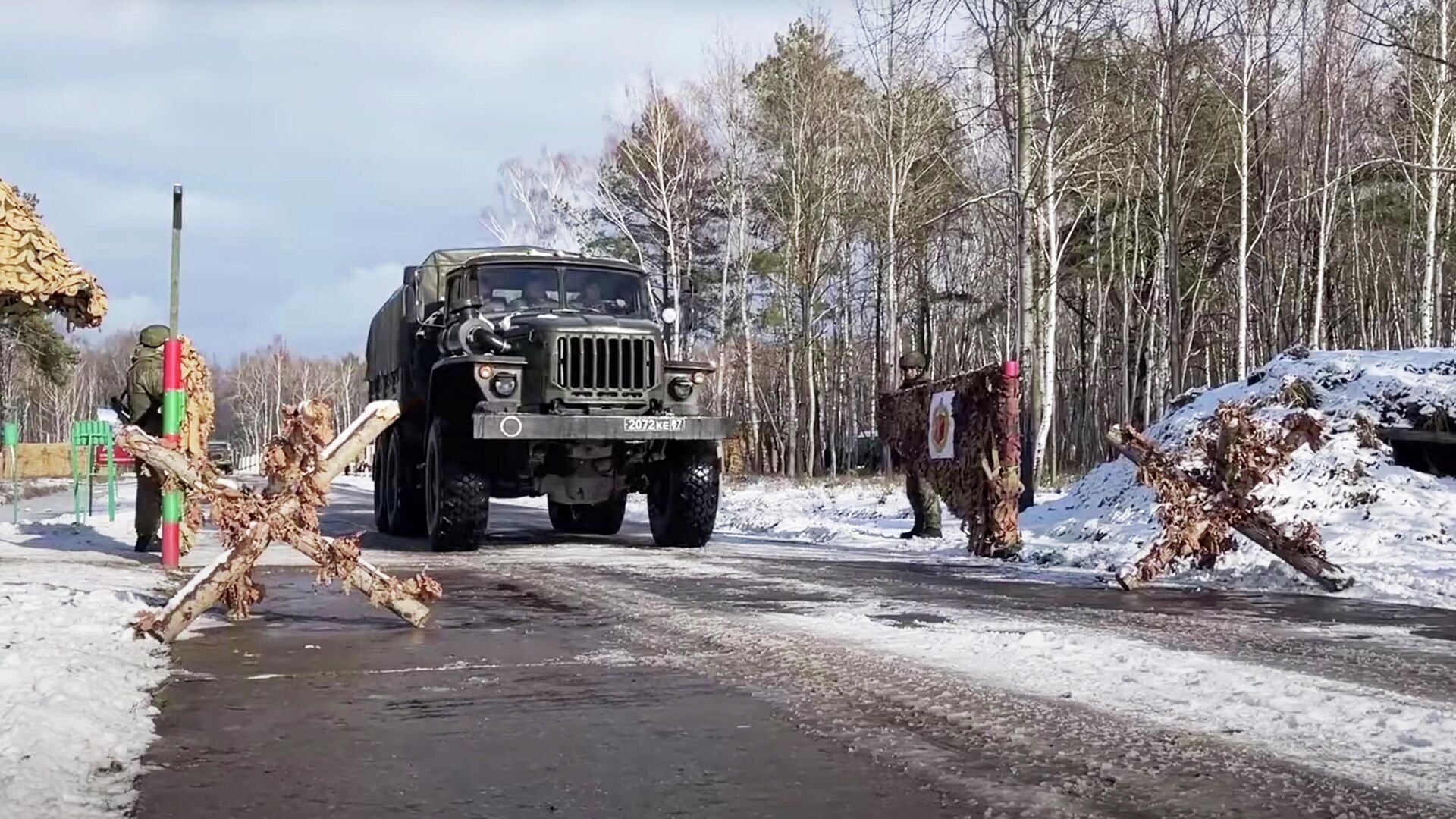 Полевой лагерь военнослужащих Восточного военного округа на полигоне Брестский в Белоруссии. Кадр видео - РИА Новости, 1920, 08.02.2022