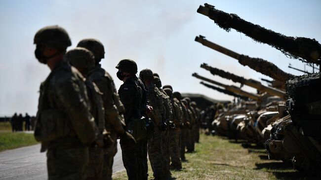 Военнослужащие США и Польши перед началом совместных учений войск НАТО в Польше. Архивное фото
