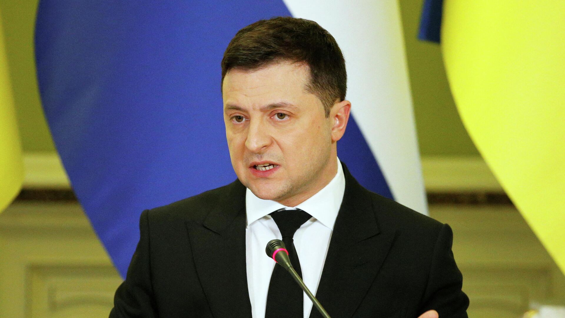 Президент Украины Владимир Зеленский во время брифинга после переговоров с премьер-министром Нидерландов Марком Рютте в Киеве - РИА Новости, 1920, 25.02.2022