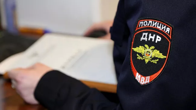 Шеврон на рукаве сотрудницы полиции ДНР