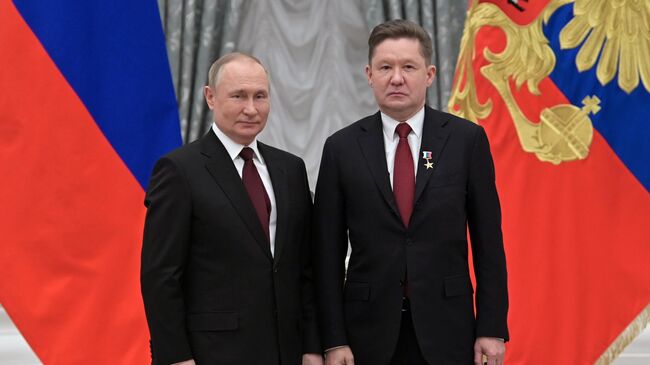 Президент РФ Владимир Путин и председатель правления компании Газпром Алексей Миллер, удостоенный звания Героя Труда Российской Федерации, на церемонии вручения государственных наград в Екатерининском зале Кремля