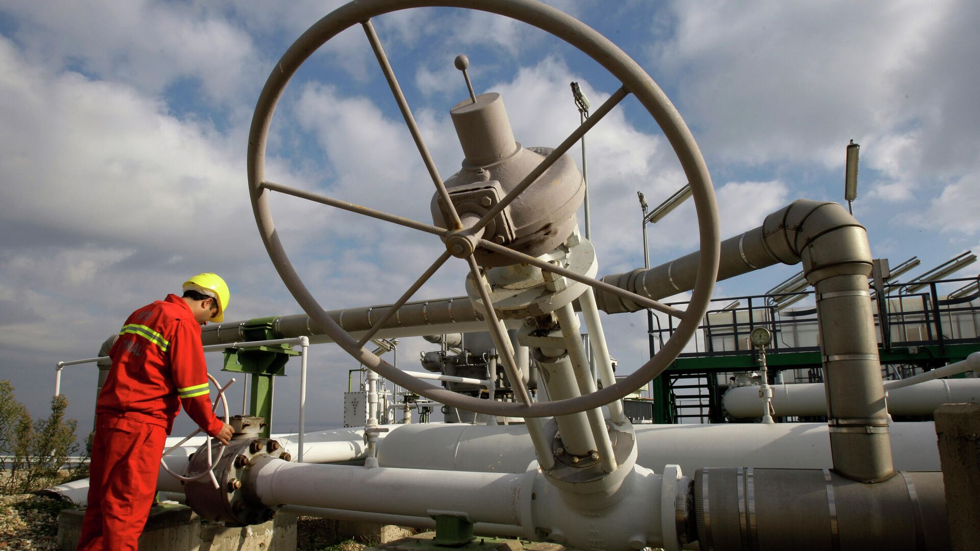 Рабочий проверяет клапаны на терминале сжиженного природного газа - РИА Новости, 1920, 07.11.2023