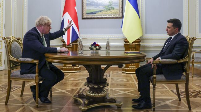 Премьер-министр Великобритании Борис Джонсон и президент Украины Владимир Зеленский во время встречи в Киеве