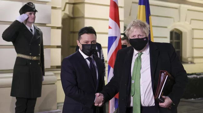 Премьер-министр Великобритании Борис Джонсон и президент Украины Владимир Зеленский во время встречи в Киеве
