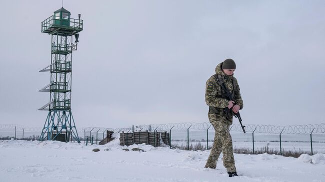 Украинский пограничник на границе с Россией в Харьковской области