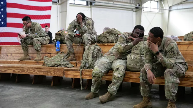 Военнослужащие США перед отправкой в Европу на военной базе Форт-Брэгг в Северной Каролине