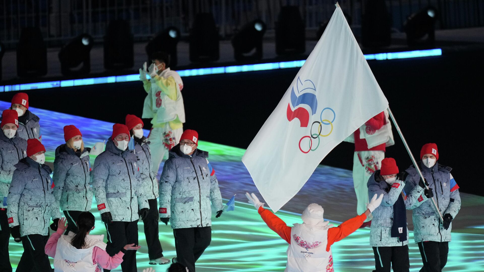 Российские спортсмены, члены сборной России (команда ОКР) во время парада атлетов на церемонии открытия XXIV зимних Олимпийских игр в Пекине. Справа - Знаменосцы команды ОКР конькобежка Ольга Фаткулина и хоккеист Вадим Шипачёв. - РИА Новости, 1920, 04.02.2022