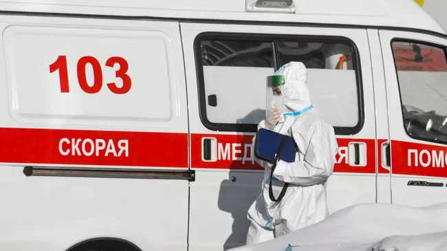 Медицинский работник на территории карантинного центра в Коммунарке