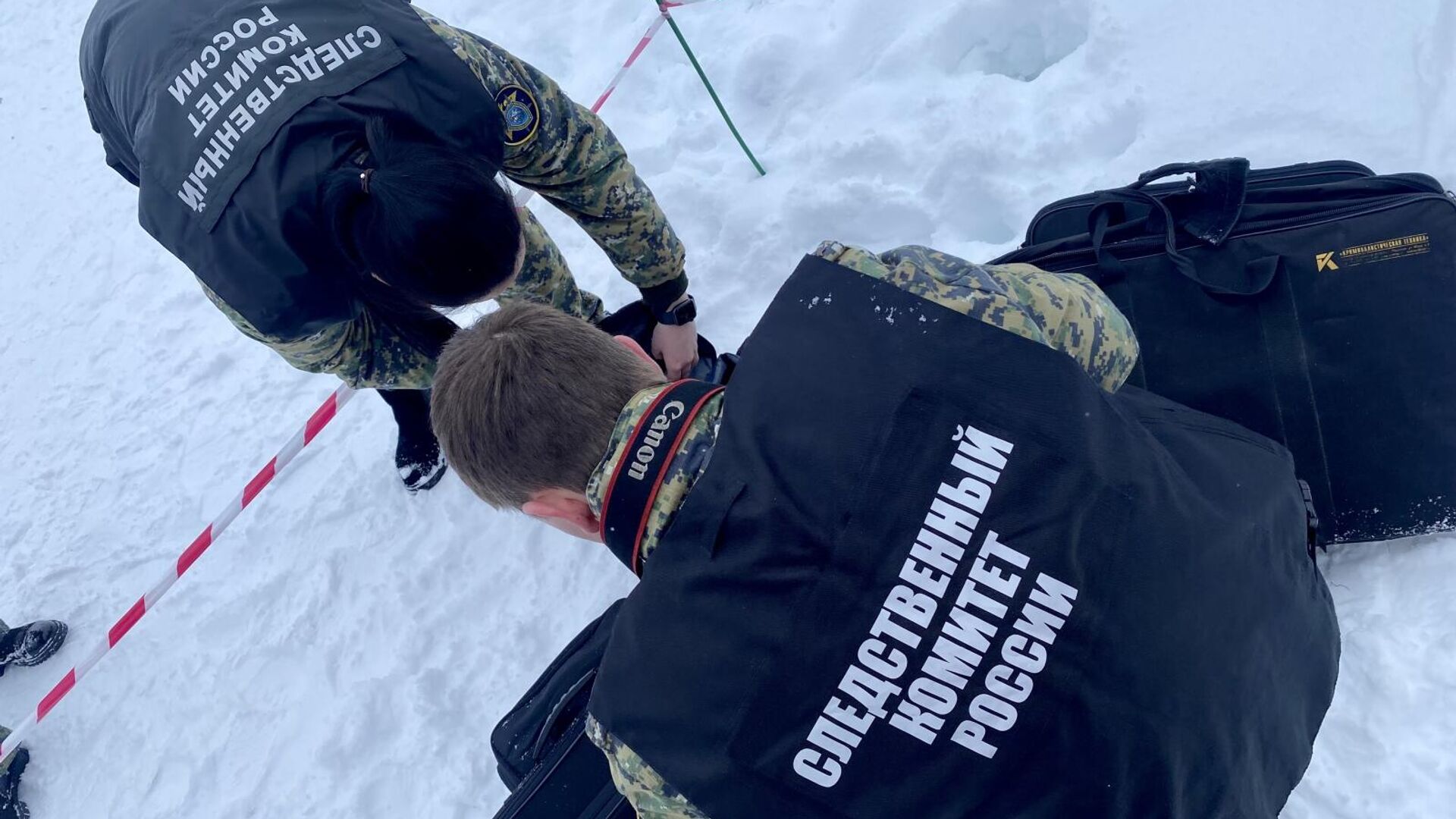 Следователи на месте падения наледи на женщину с ребенком в Великом Новгороде - РИА Новости, 1920, 11.02.2022