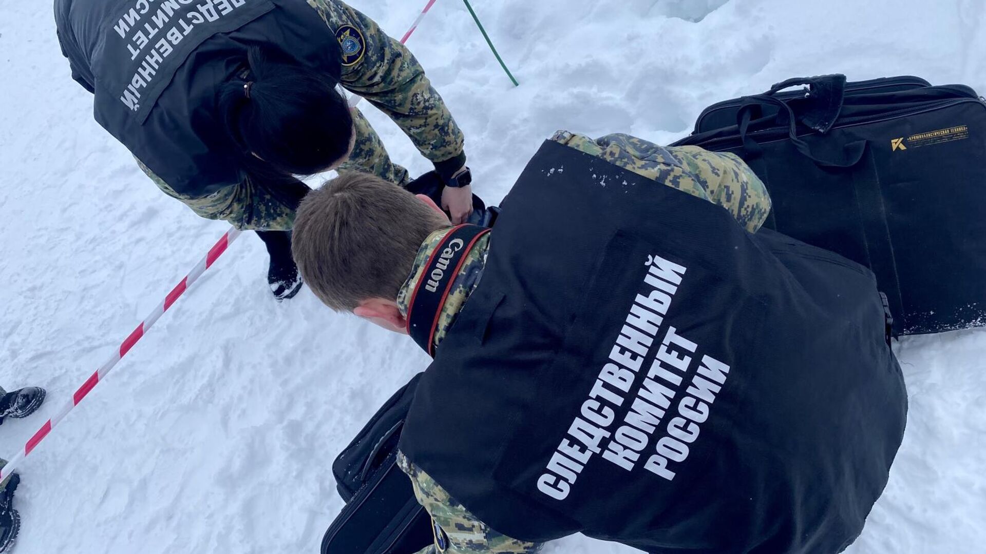 Следователи на месте падения наледи на женщину с ребенком в Великом Новгороде - РИА Новости, 1920, 11.02.2022