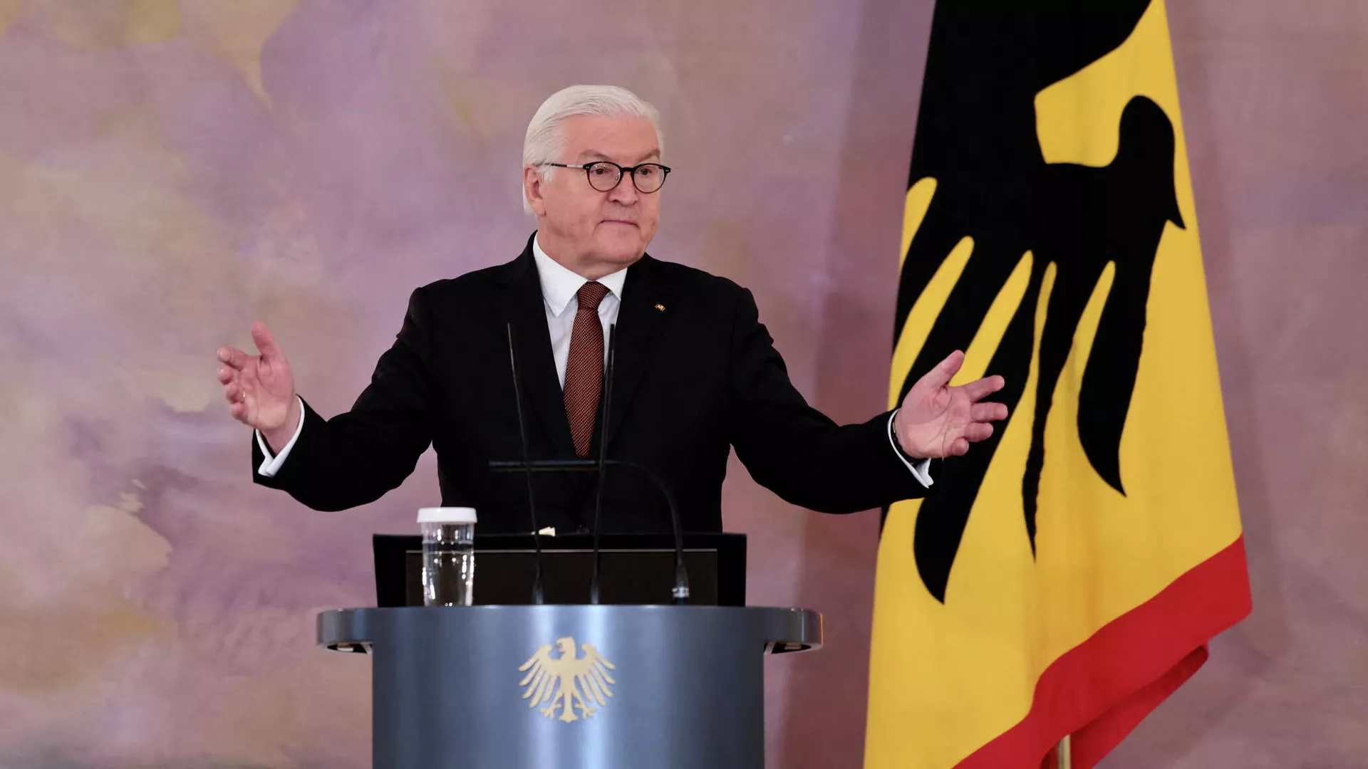 Президент Германии Франк-Вальтер Штайнмайер выступает на церемонии вручения орденов за заслуги перед Германией в Берлине Президент Германии Франк-Вальтер Штайнмайер выступает на церемонии вручения орденов за заслуги перед Германией в Берлине - РИА Новости, 1920, 13.02.2022