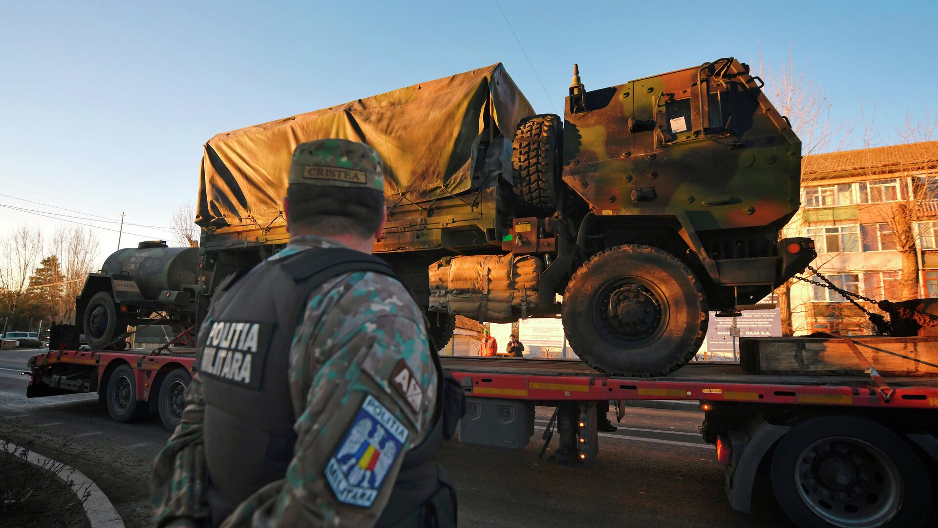 Военная техника США прибывает на авиабазу Михаила Когэлничану в Румынии - РИА Новости, 1920, 29.10.2022