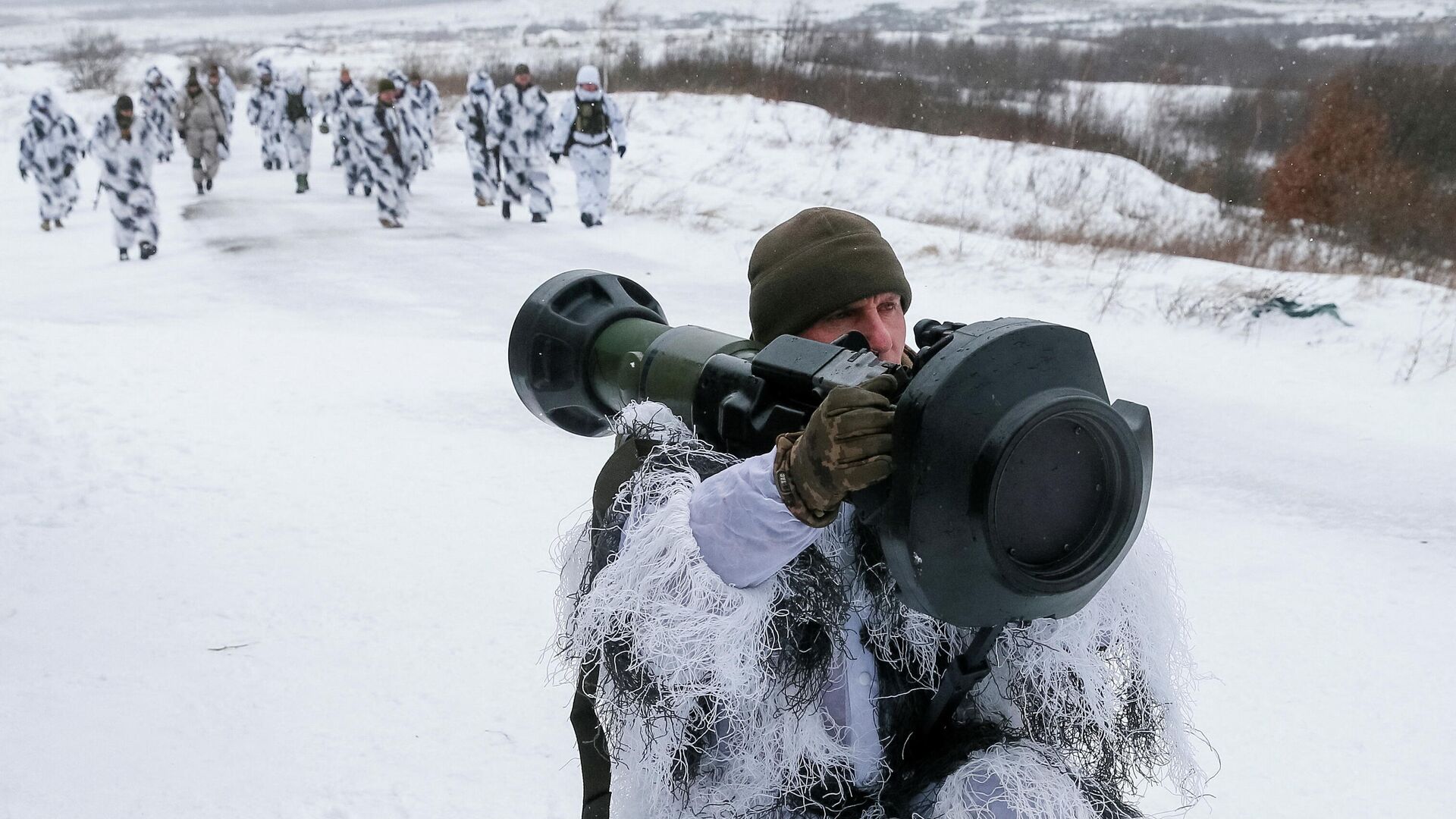 Украинский военнослужащий во время учений по применению противотанковых ракет NLAW на Яворовском полигоне недалеко от Львова - РИА Новости, 1920, 14.02.2022