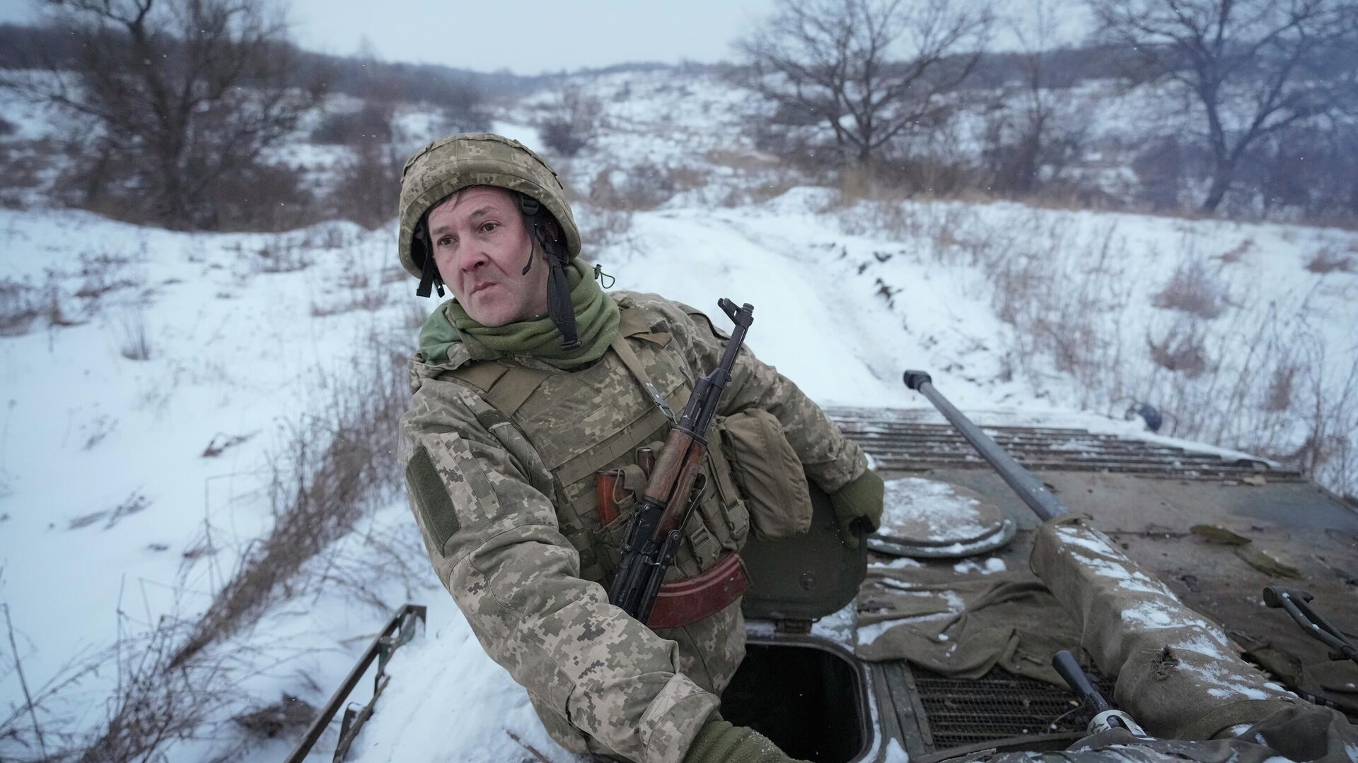 Украинский военнослужащий на позиции в Луганской области - РИА Новости, 1920, 18.02.2022