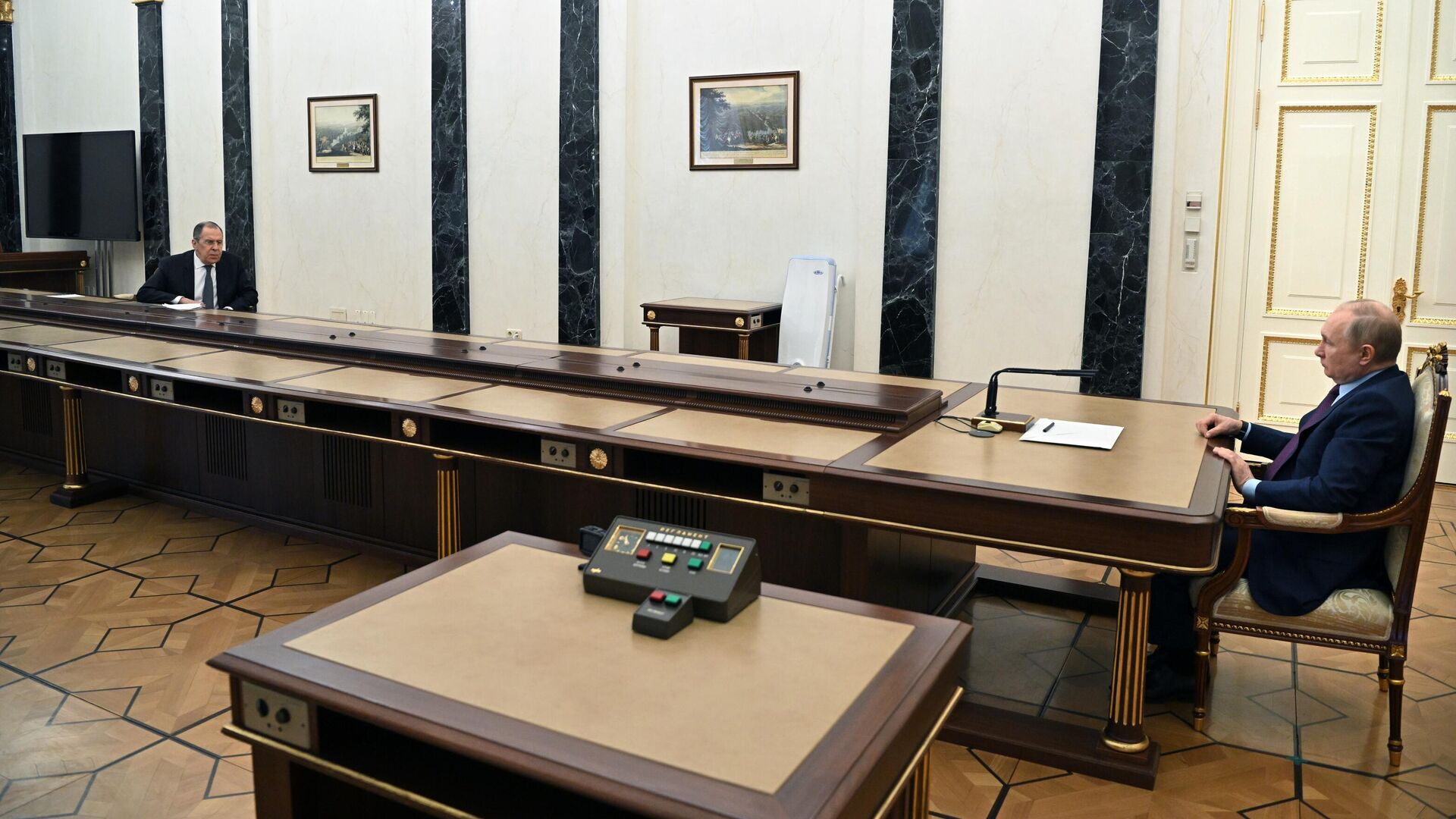 Президент РФ Владимир Путин и министр иностранных дел РФ Сергей Лавров во время встречи в Кремле Президент РФ Владимир Путин и министр иностранных дел РФ Сергей Лавров во время встречи в Кремле - РИА Новости, 1920, 14.02.2022