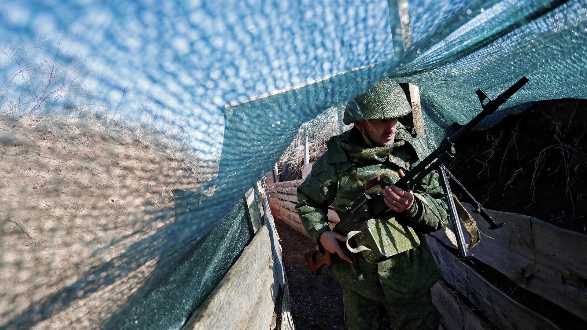 Военнослужащий ДНР на передовой в районе поселка Старомихайловка на западе Донецка - РИА Новости, 1920, 15.02.2022